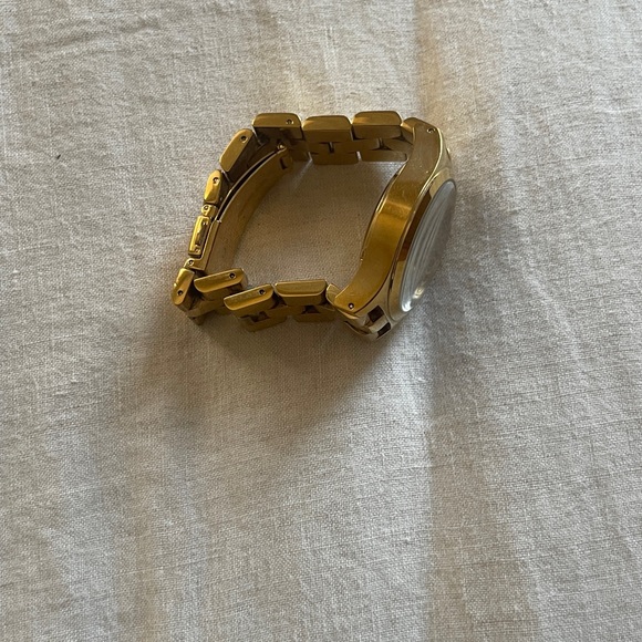 MBM3206 Marc by Marc Jacobs Henry Skeleton
Women's watch Gold chunky watch 40 mm - Picture 6 of 7